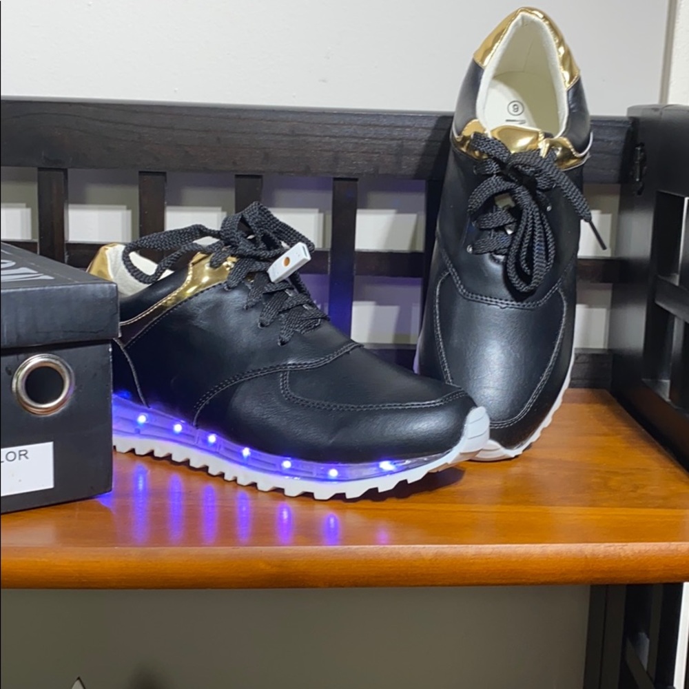 Sneakers - Picture 4 of 9